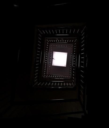 stairway gegenlicht tunnel schwarz black noir quadrat 
