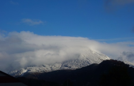 cloud
white
mountain
covered
azul
sky