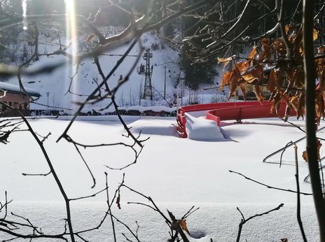 wasser rutsche freibad schnee snow strom mast water hecke hedge laub